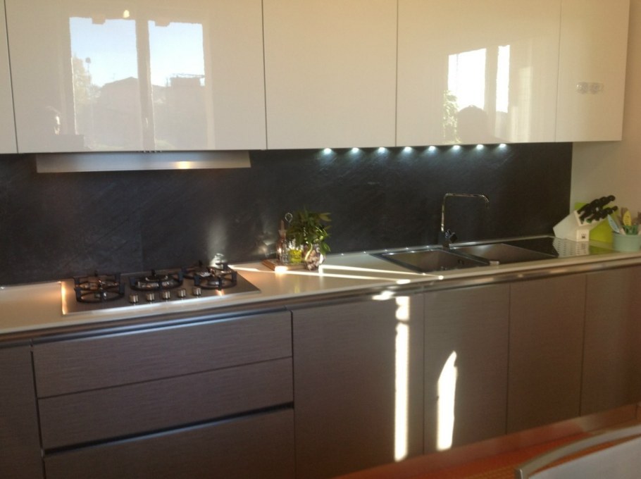 Белая кухня с черной столешницей