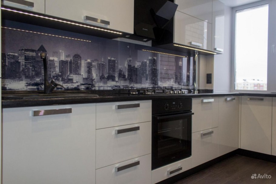 Стеклянный фартук для кухни серый