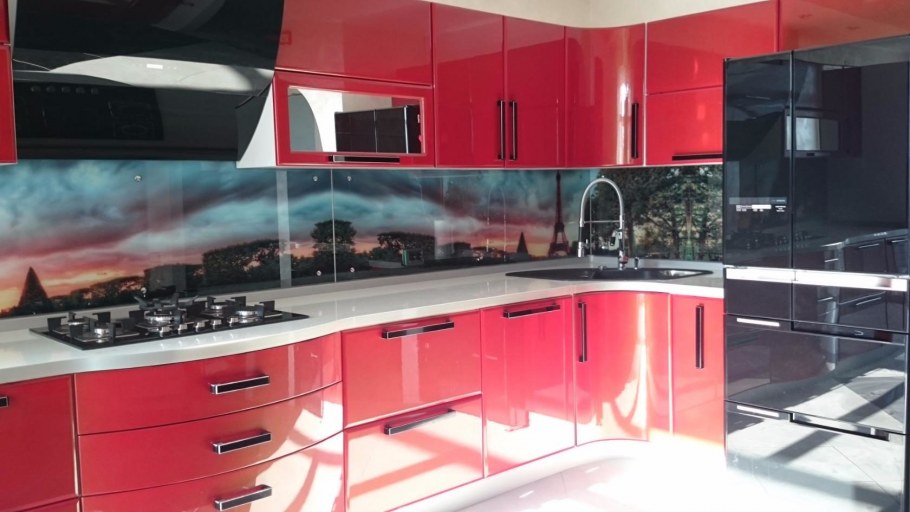 Черно белая кухня с цветным фартуком