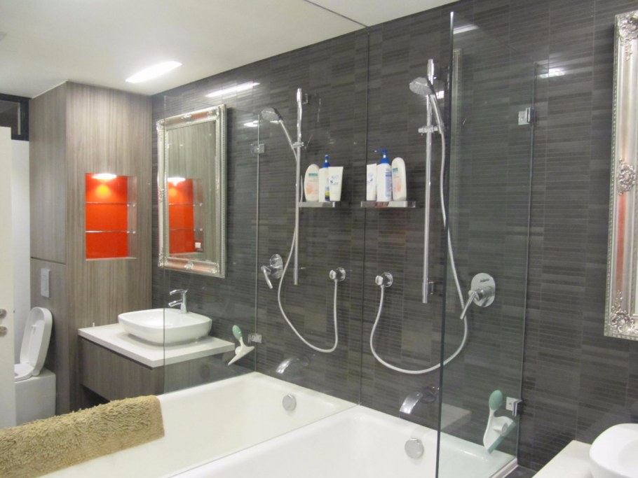 Ванна и душевая кабина в одной комнате