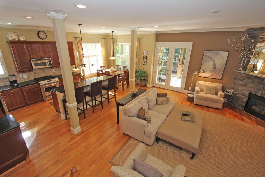 Гостиная совмещенная с кухней в частном доме