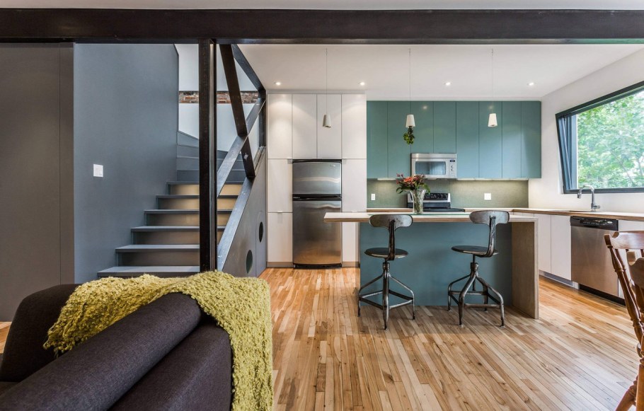 Кухня студия с гостиной с лестницей