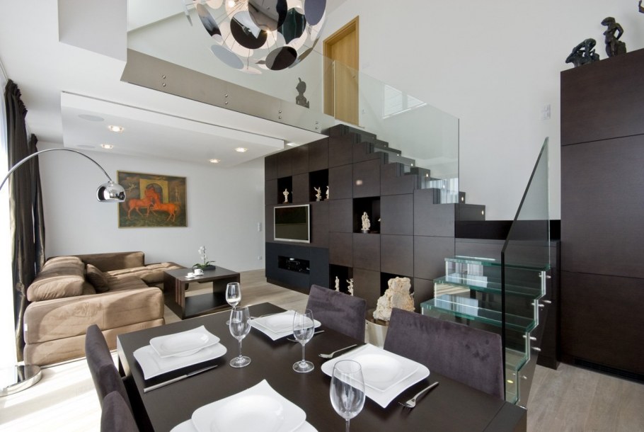 Гостиная столовая с лестницей