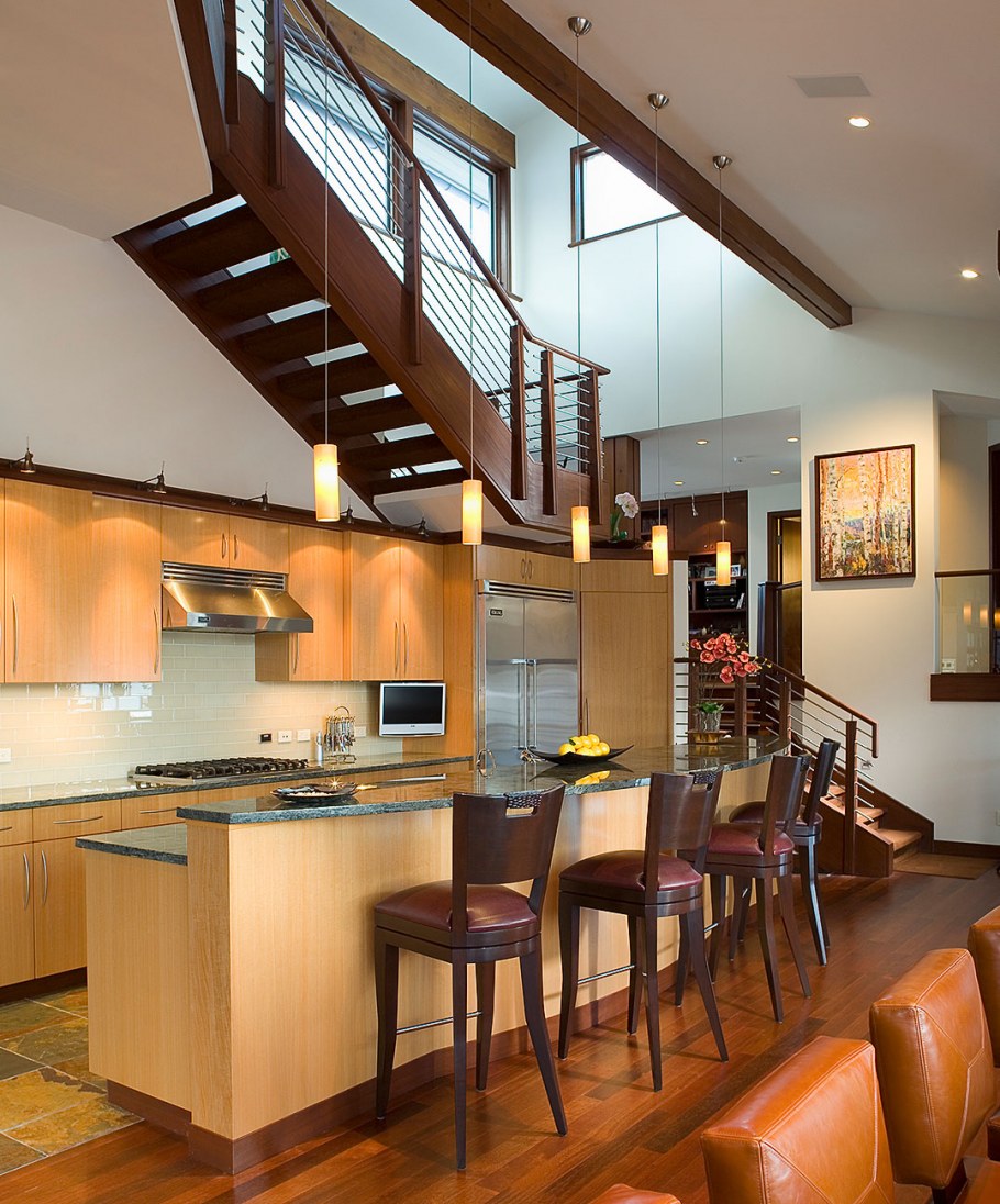 Кухня гостиная с лестницей