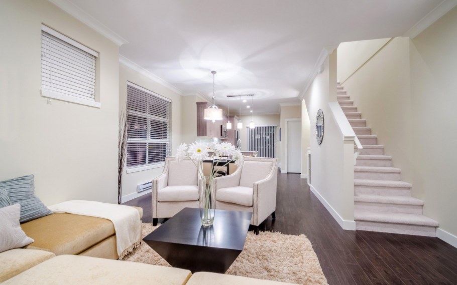 Двухэтажная квартира в светлых тонах