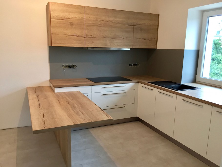 Серая кухня с деревянной столешницей