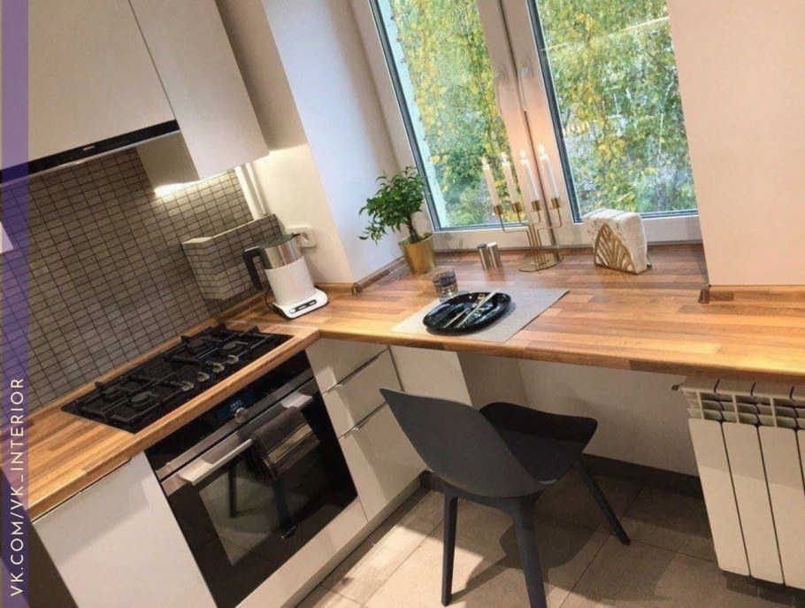 Светлая кухня с деревянной столешницей