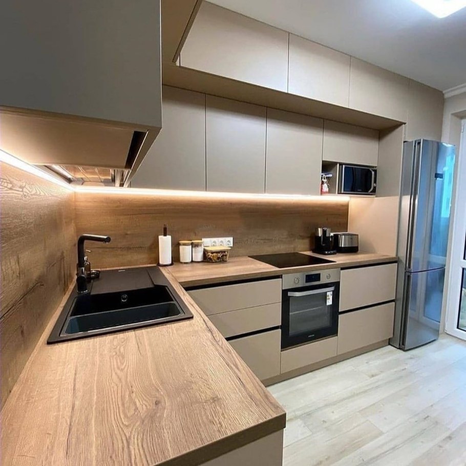 Белая кухня с деревянной столешницей