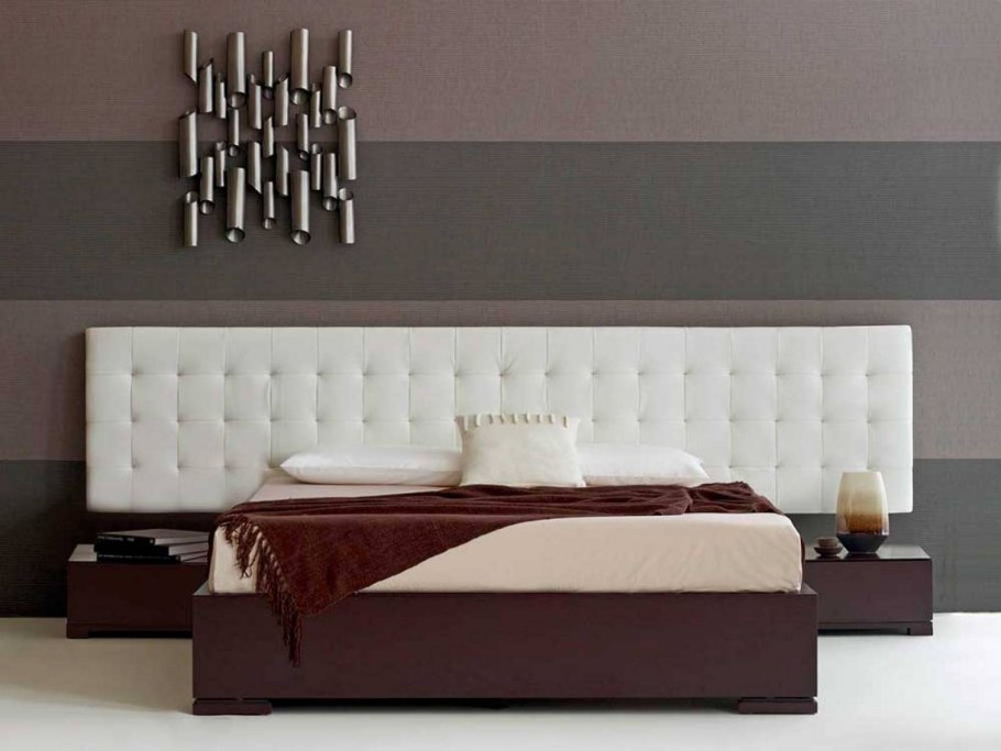 Кровать с деревянным изголовьем