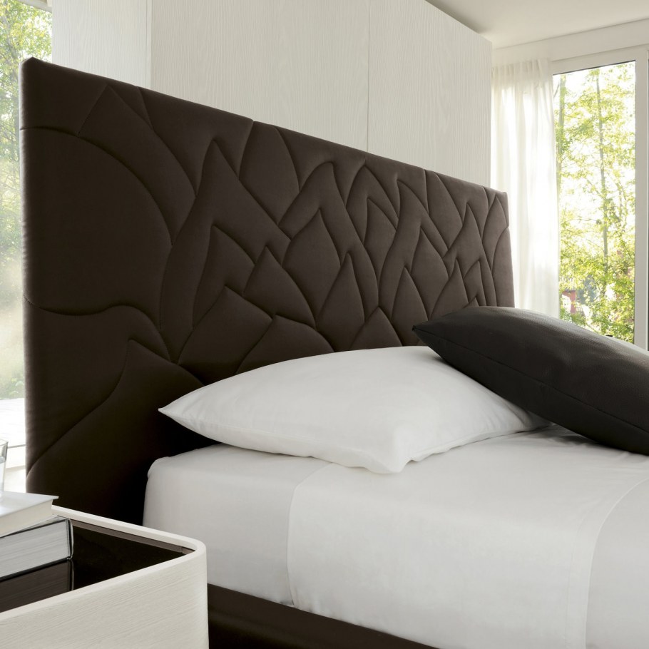 Кровать отделка кожей