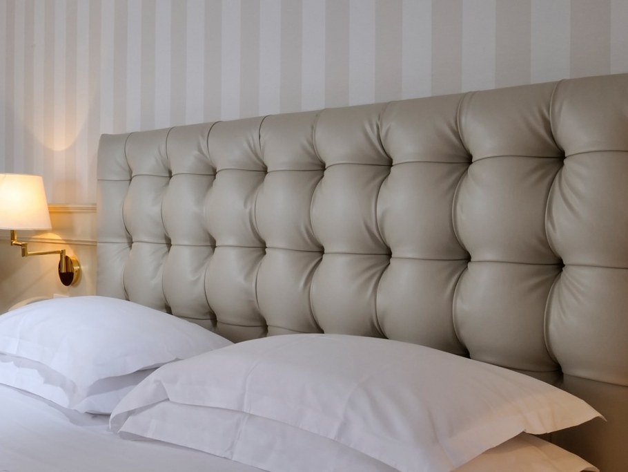 Кровать с красивым изголовьем