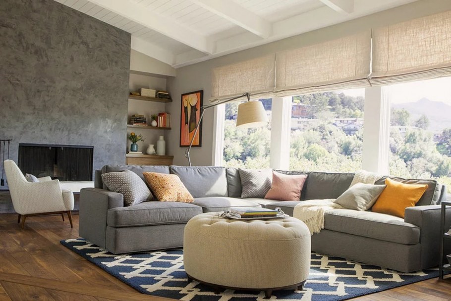 Серый диван в гостиной