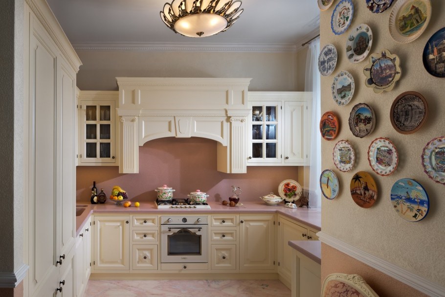 Встроенная кухня для маленькой кухни в стиле Прованс