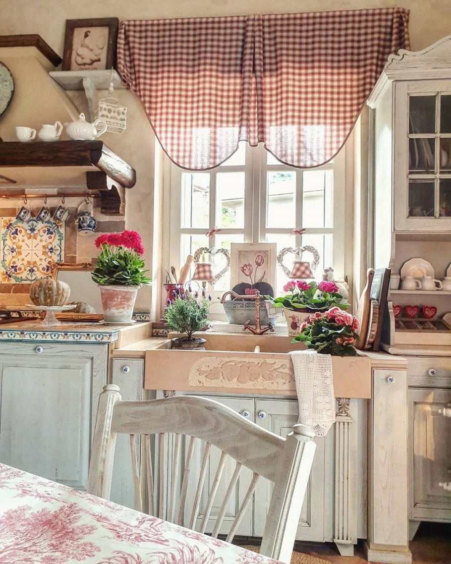 Узкая кухня в стиле Прованс