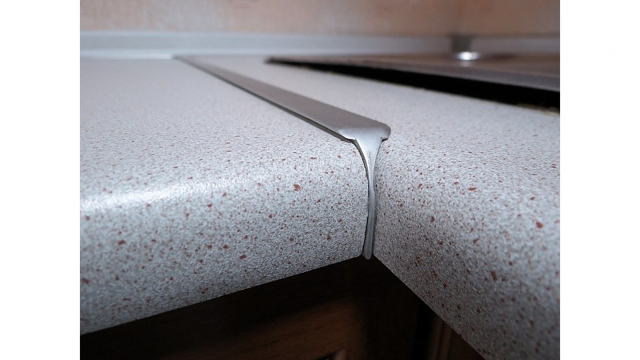 Плинтус Rehau 3м