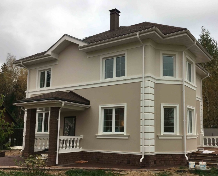 Фасады домов бежевого цвета