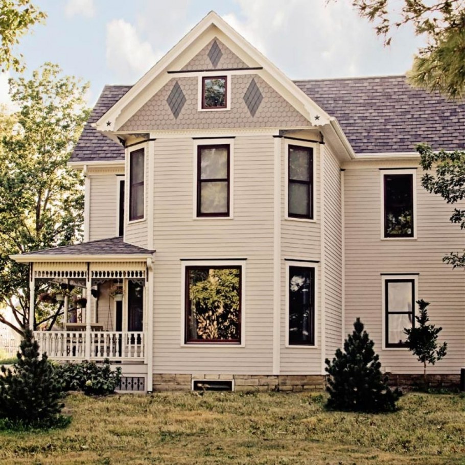 Белый оштукатуренный дом