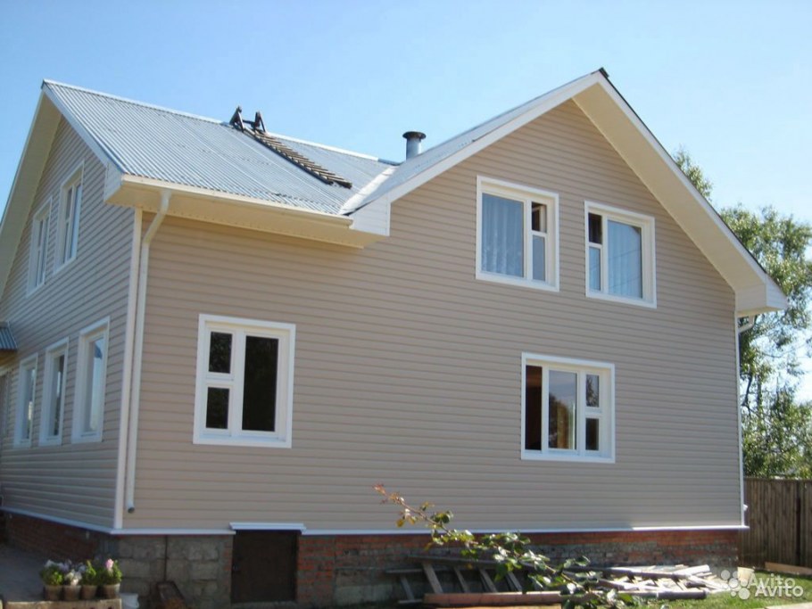 Желтый дом с серыми окнами