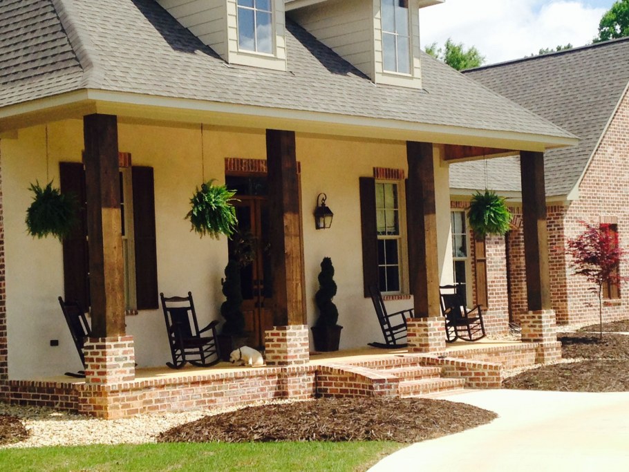 Открытая веранда из кирпича