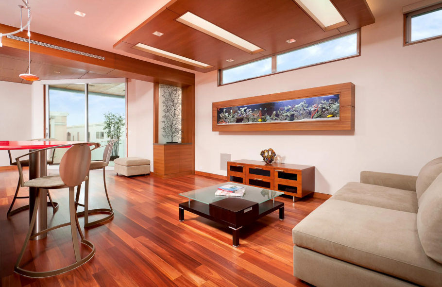 Интерьер квартиры с темным паркетом