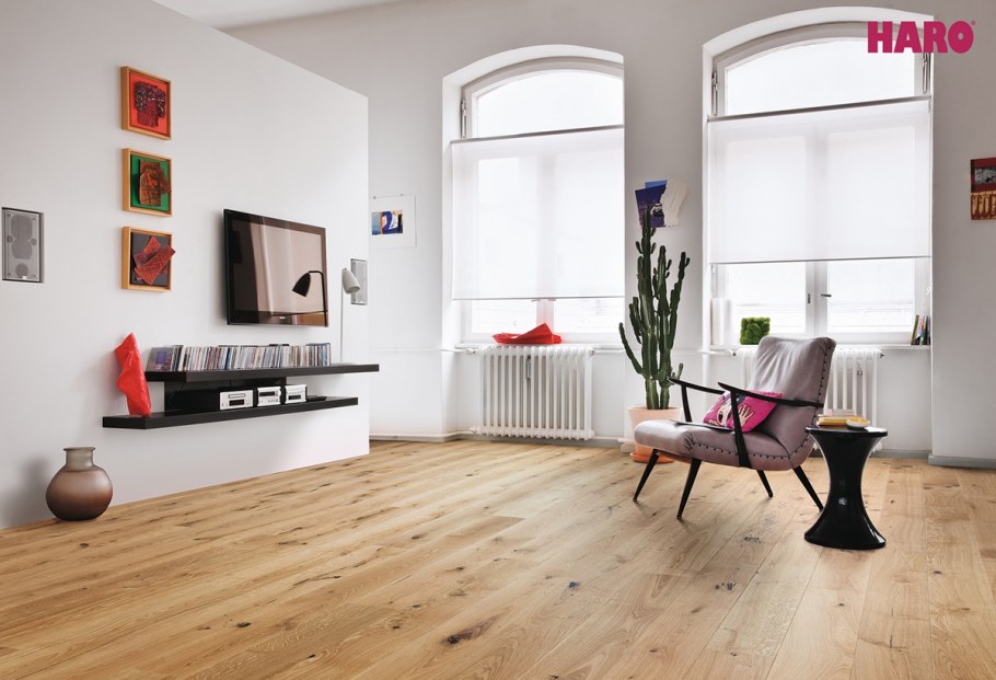 Ламинат на стену в гостиной