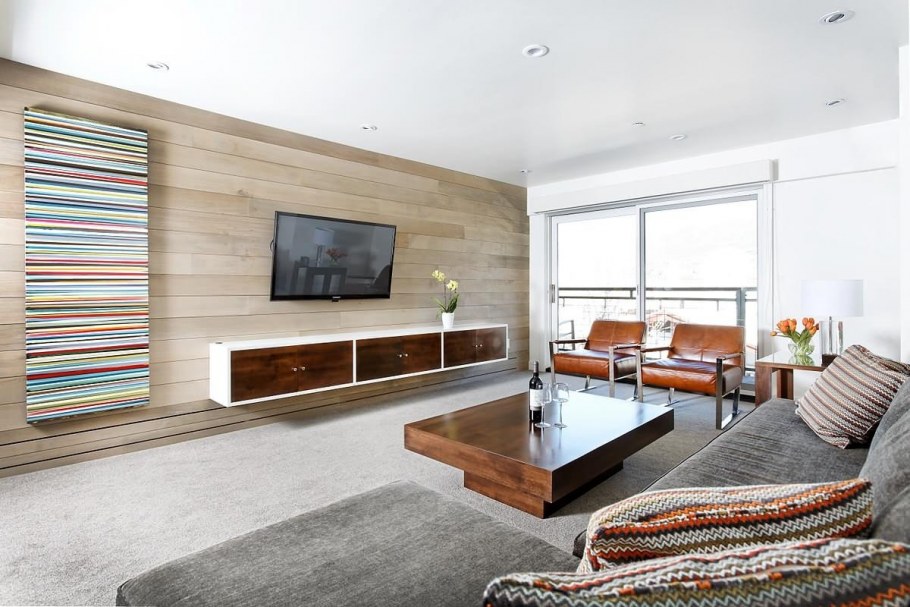 Паркет на стене в интерьере гостиной