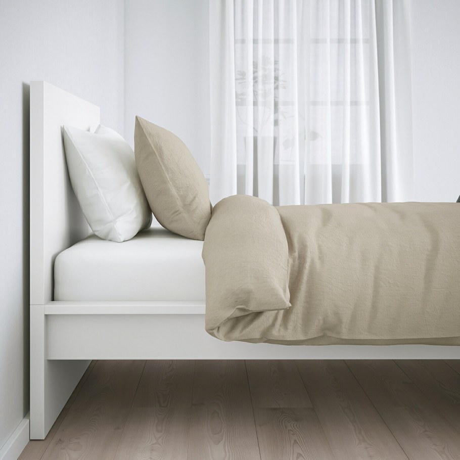 Кровать икеа СОНГЕСАНД 140 200 В интерьере коричневый