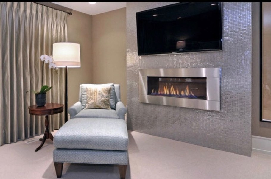 Камин в стене под телевизором