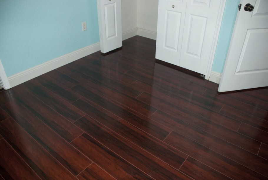 Пол из красного дерева в интерьере