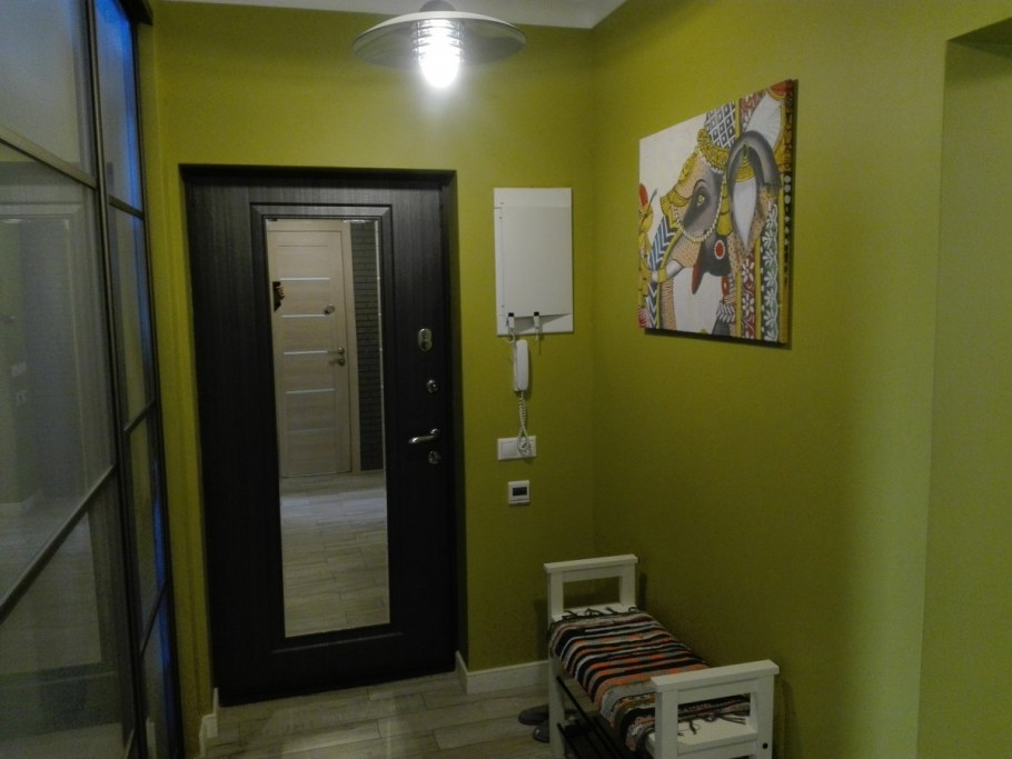 Фисташковые стены в прихожей