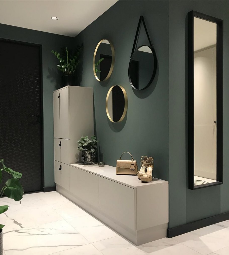 Бежево серая прихожая