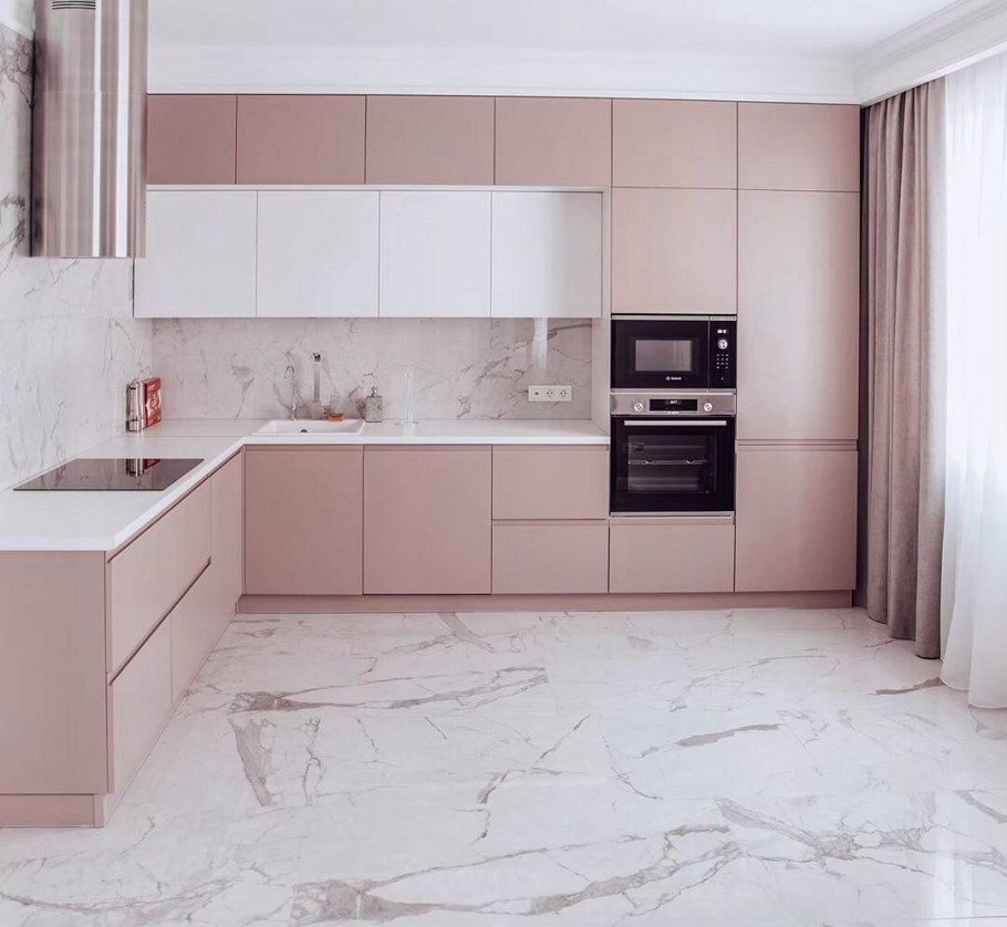 Серо розовая кухня