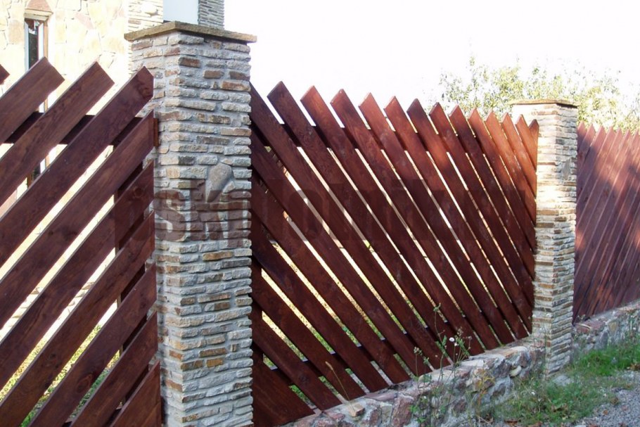 Забор из дерева