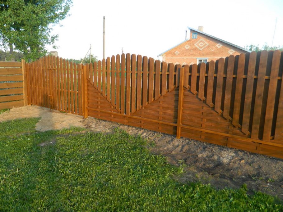 Красивый деревянный забор