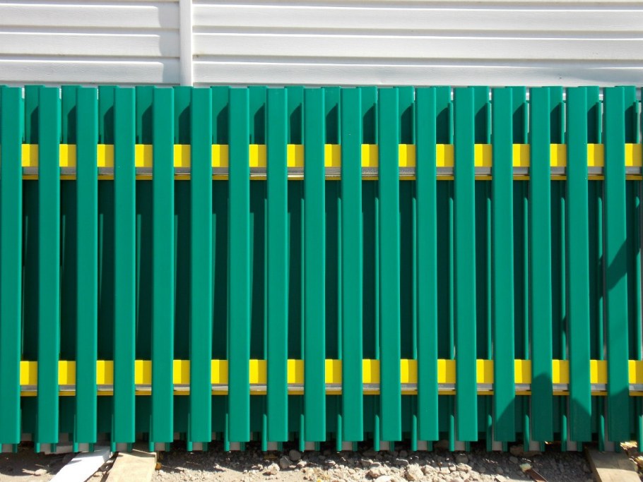 Красивый деревянный заборчик