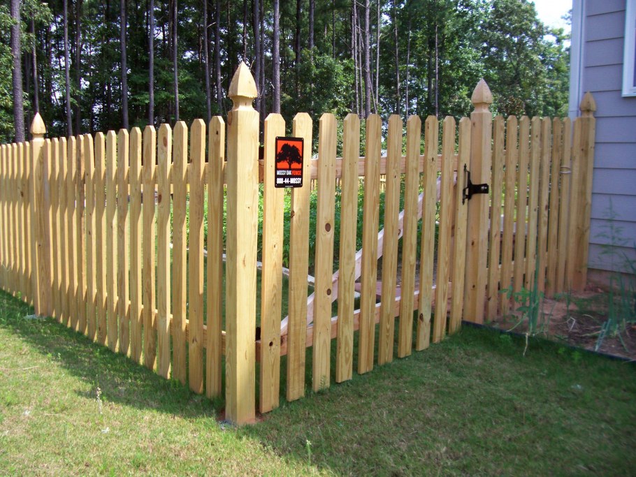 Забор из штакетника деревянного