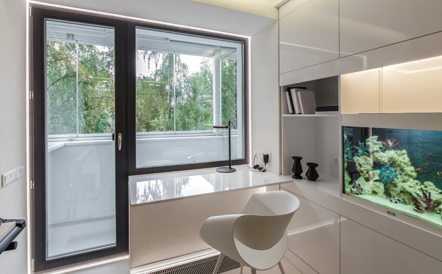 Стеклянная балконная дверь