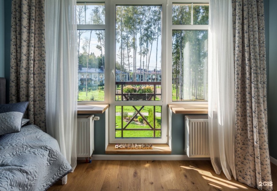 Подоконник у балконной двери