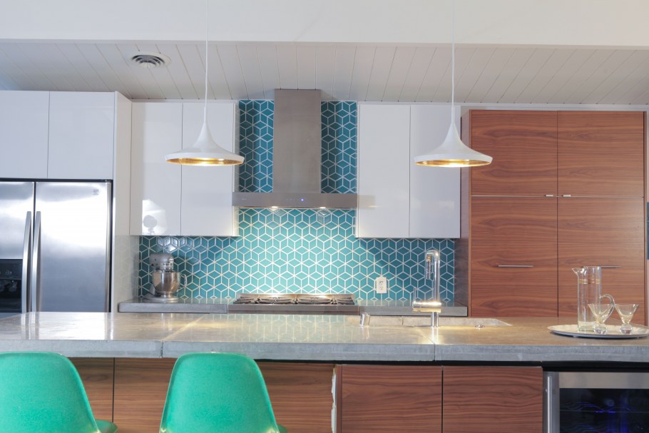 Бирюзовая плитка на фартук для кухни