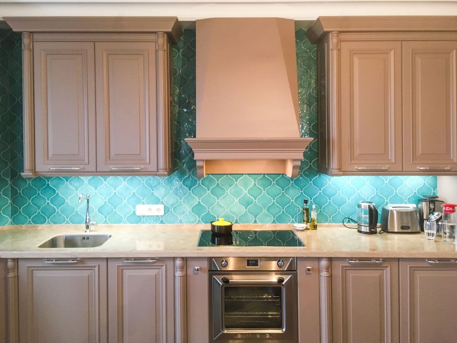 Бирюзовый цвет стен на кухне