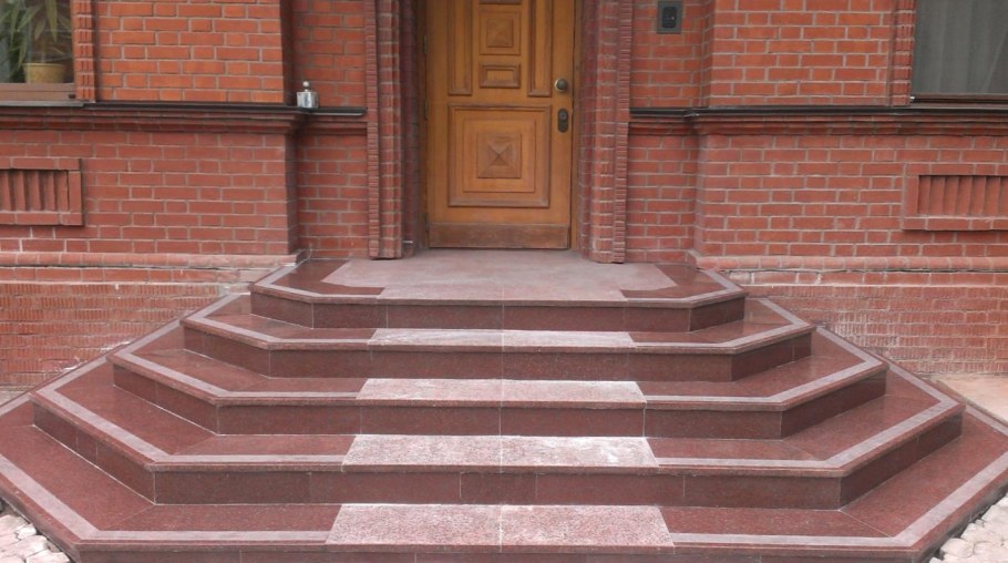 Плитка на крыльце частного дома