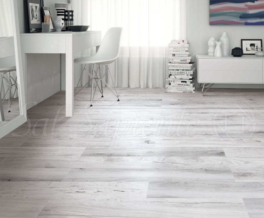 Серый деревянный пол в интерьере