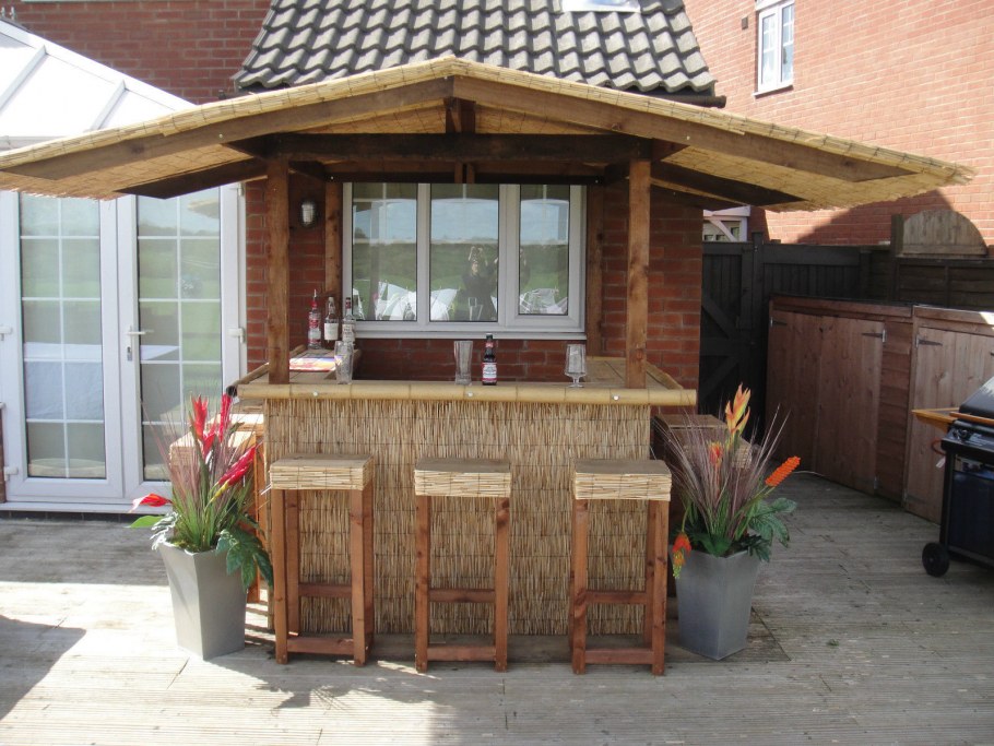 Барная стойка в беседке на даче