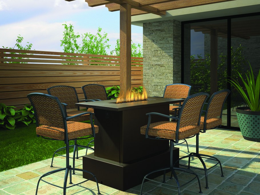 Круглая барная стойка во дворе