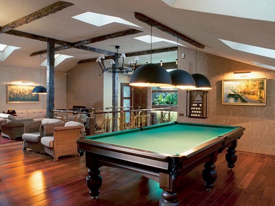 Бильярдная комната на чердаке