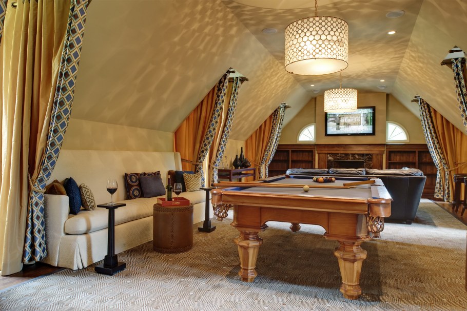 Интерьер бильярдной в мансарде