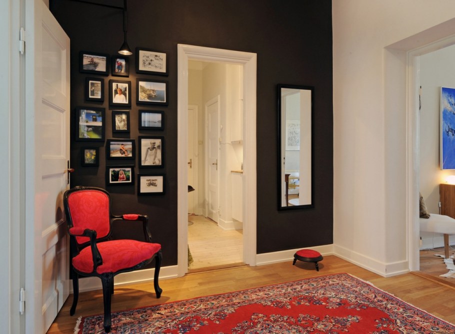 Синие стены в прихожей