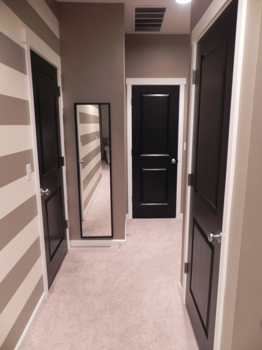 Светлые стены в коридоре