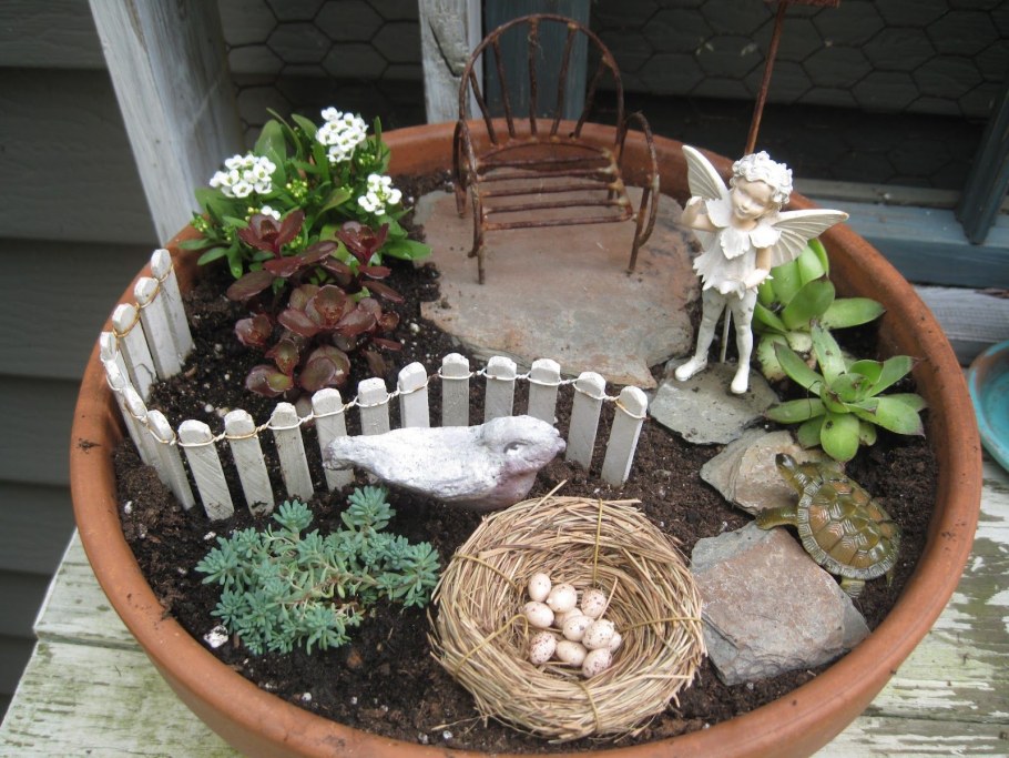 Мини клумба в саду