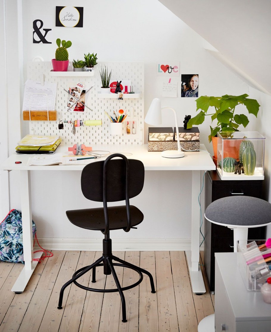 Рабочее место для школьника в маленькой комнате